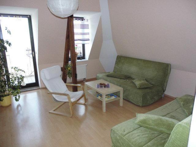 Sehr-Schoene-4-Raum-Maisonette-Fewo-Mit-110Qm-Balkon-Zentral-Preiswert-T7 Dresden Bagian luar foto